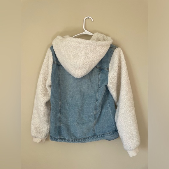 Ardene Denim Jean Jacket with White Sherpa And hood size medium. NWOT - Picture 4 of 7